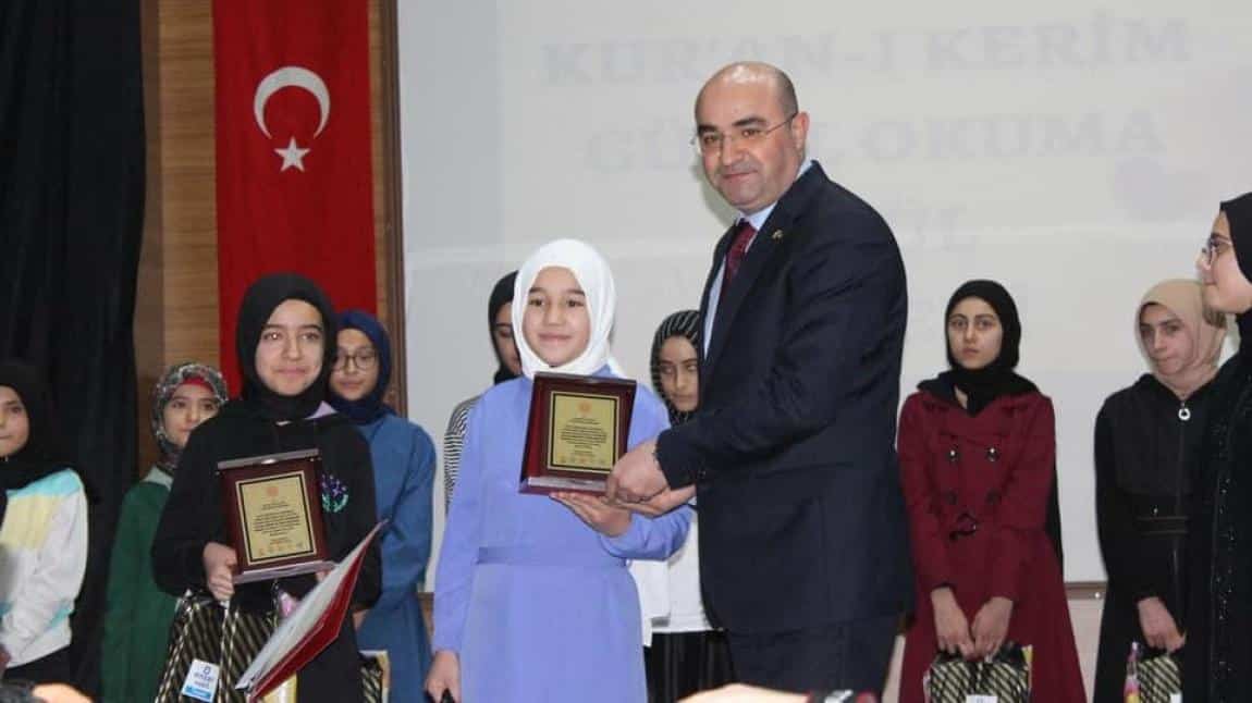 Kuran-ı Kerim'i Güzel Okuma ve Hafızlık yarışmalarında öğrencilerimiz başarılarıyla damga vurdu.